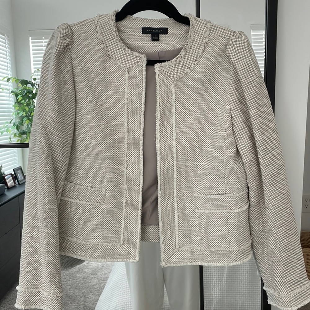 Ann Taylor Blazer Jacket Size 2 / SM Beige Cream Never Worn!